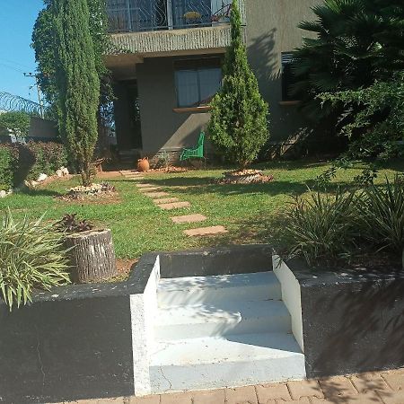 Jacuzzi City Home Kampala Ngoại thất bức ảnh